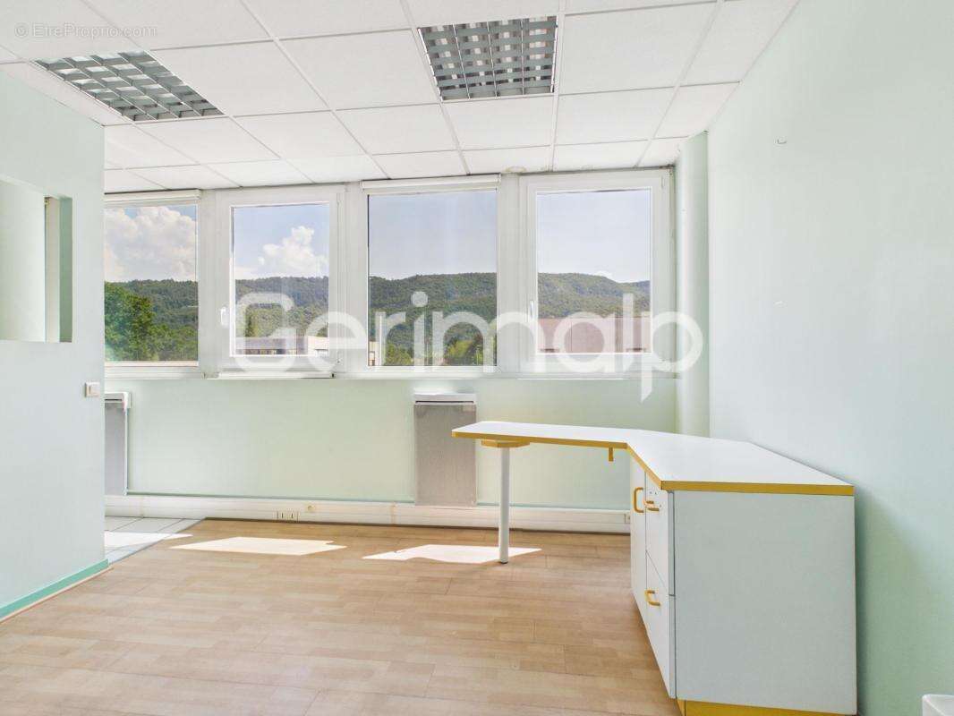 Vente - Appartement - 3 pièces + cuisine - 55 m² - 162 000 € - - photo 2