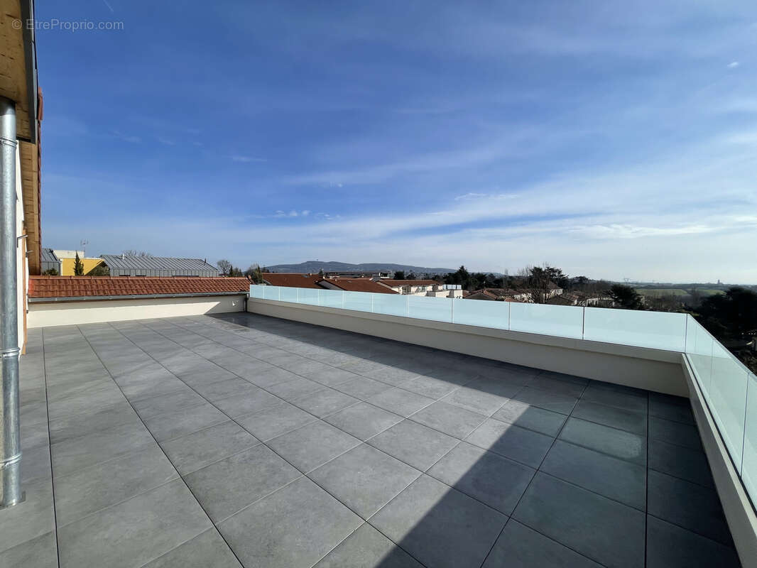 Appartement à LA TOUR-DE-SALVAGNY