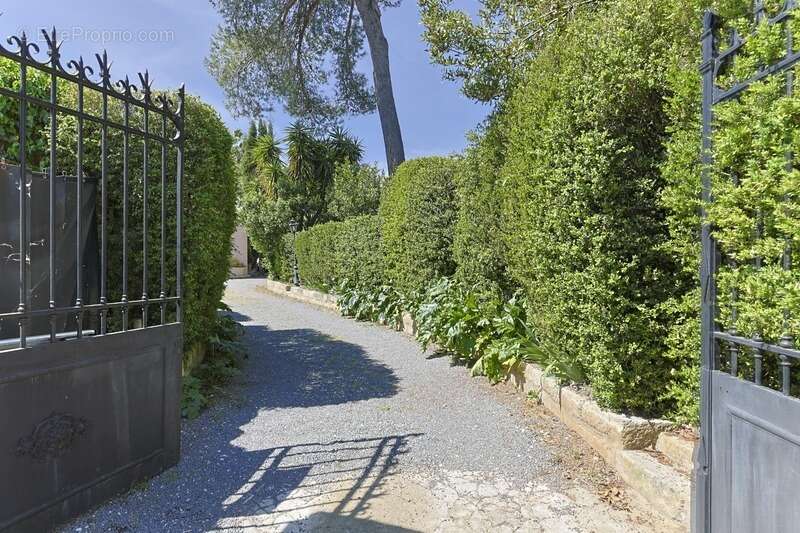 Magnifique PROPRIETE : Maison De Maître Et  Deux Dépendances (  17 Pièces / 400 M² )  Située à VERARGUES (34) DEDIEE A UN PROJET - photo 35