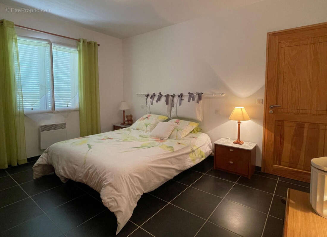 chambre appartement T2 - Maison à VIC-FEZENSAC