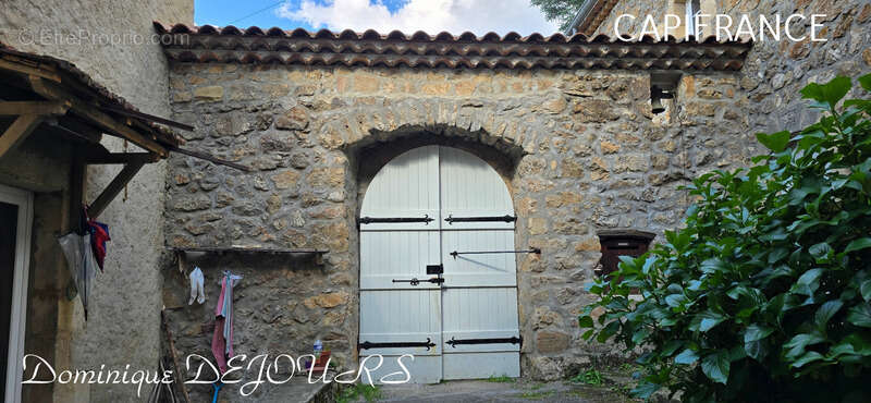 Maison à SAINT-SAUVEUR-DE-MONTAGUT