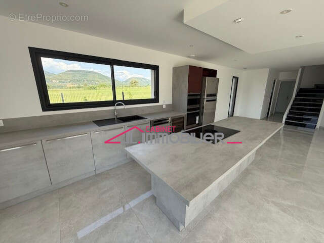 Maison à CHARMES-SUR-RHONE