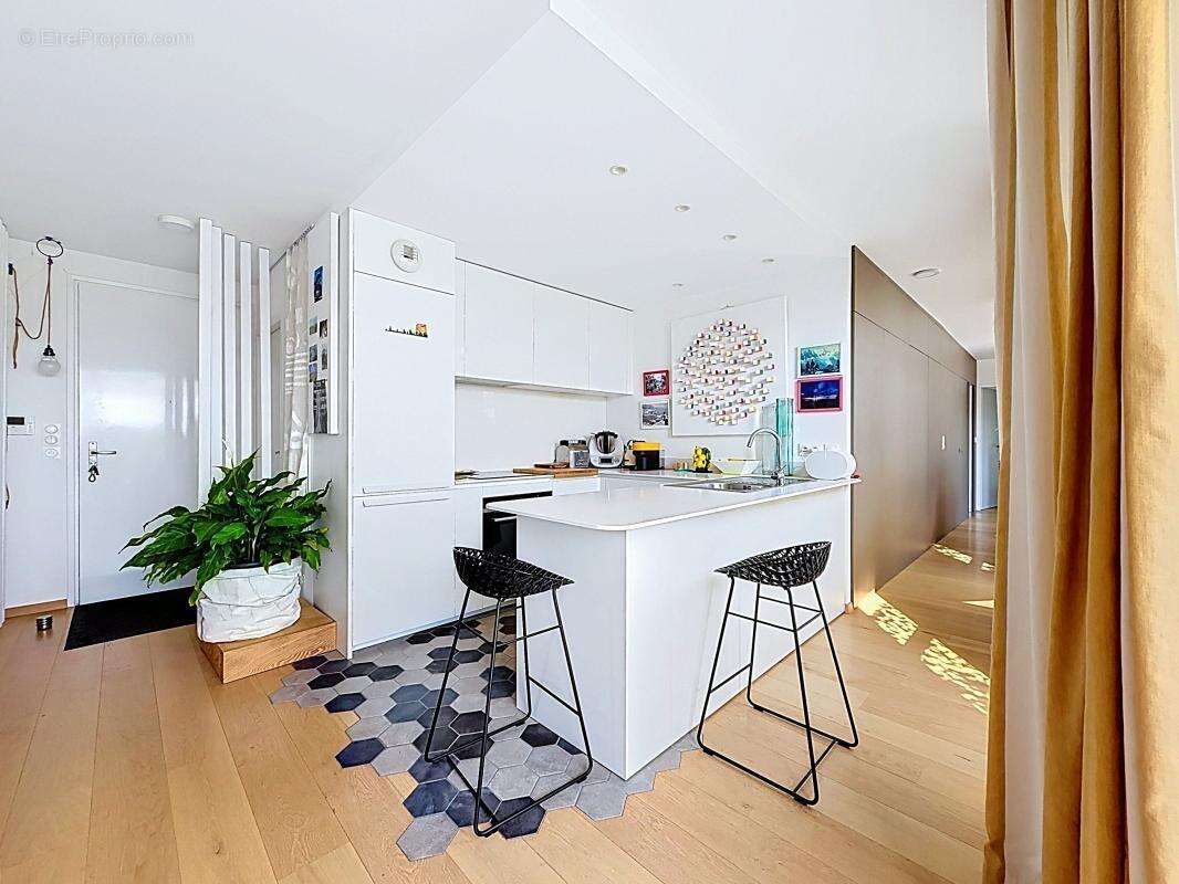 Appartement À Vendre - Dernier étage avec ascenseur privatif, terrasse et vue mer - photo 2