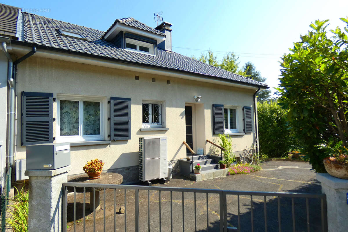 Maison à VIC-SUR-CERE