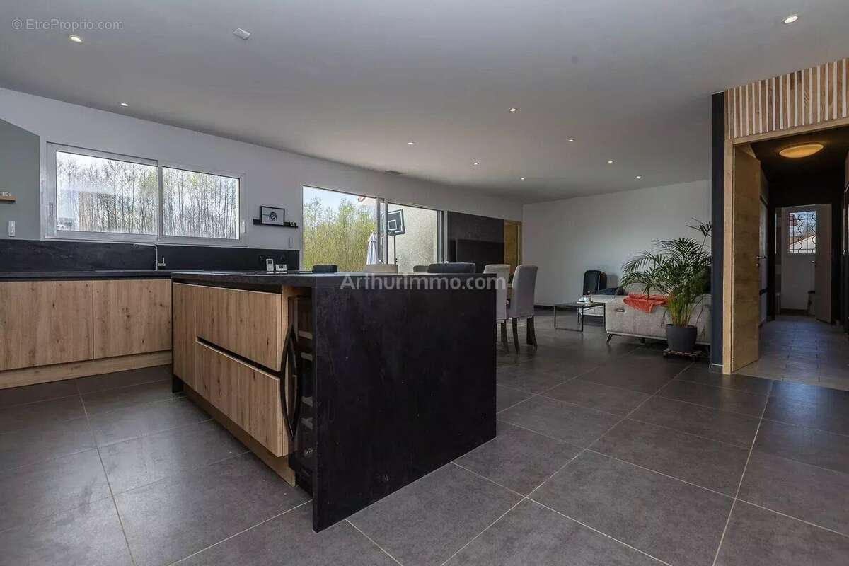 Maison à VEZERONCE-CURTIN