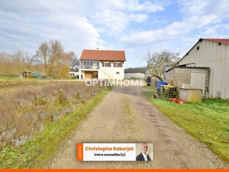 Maison à OUROUX-SUR-SAONE