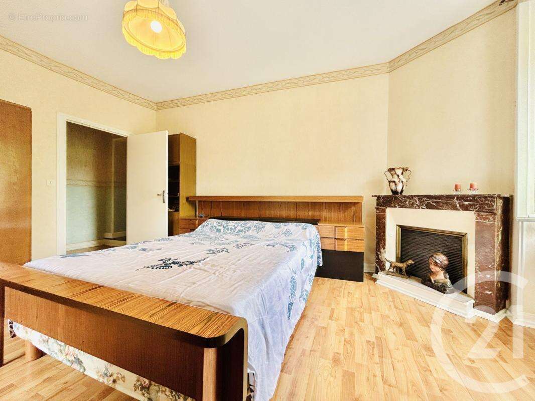 Maison à SAINT-LAURENT-SUR-GORRE