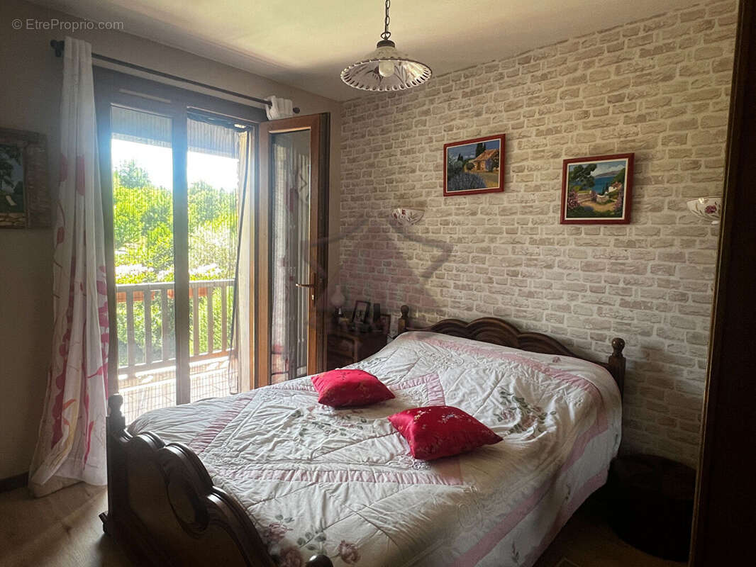 Maison avec piscine dans un environnement calme - photo 8