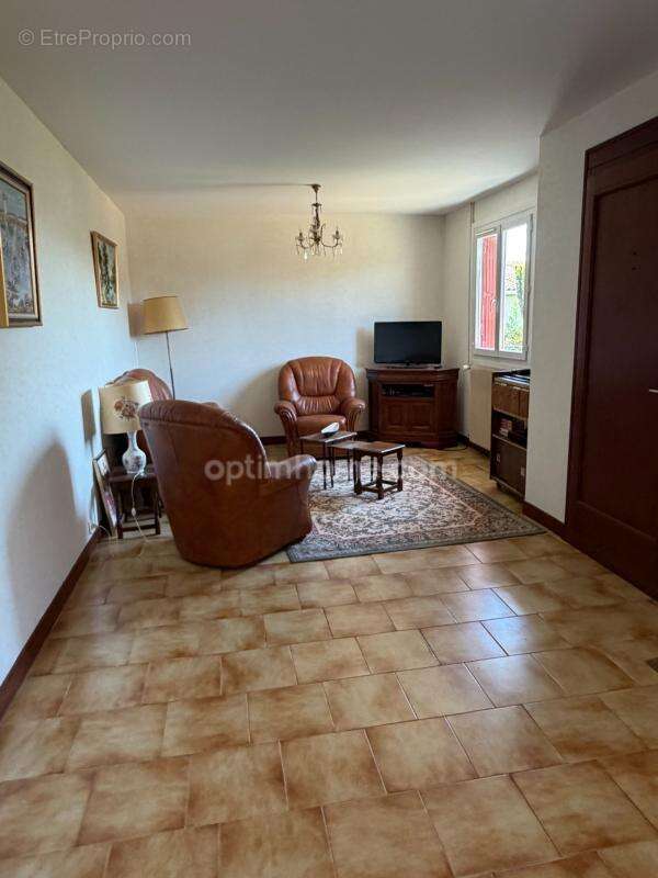 Soyaux. Maison mitoyenne de  110 m² avec garage et jardin - photo 3