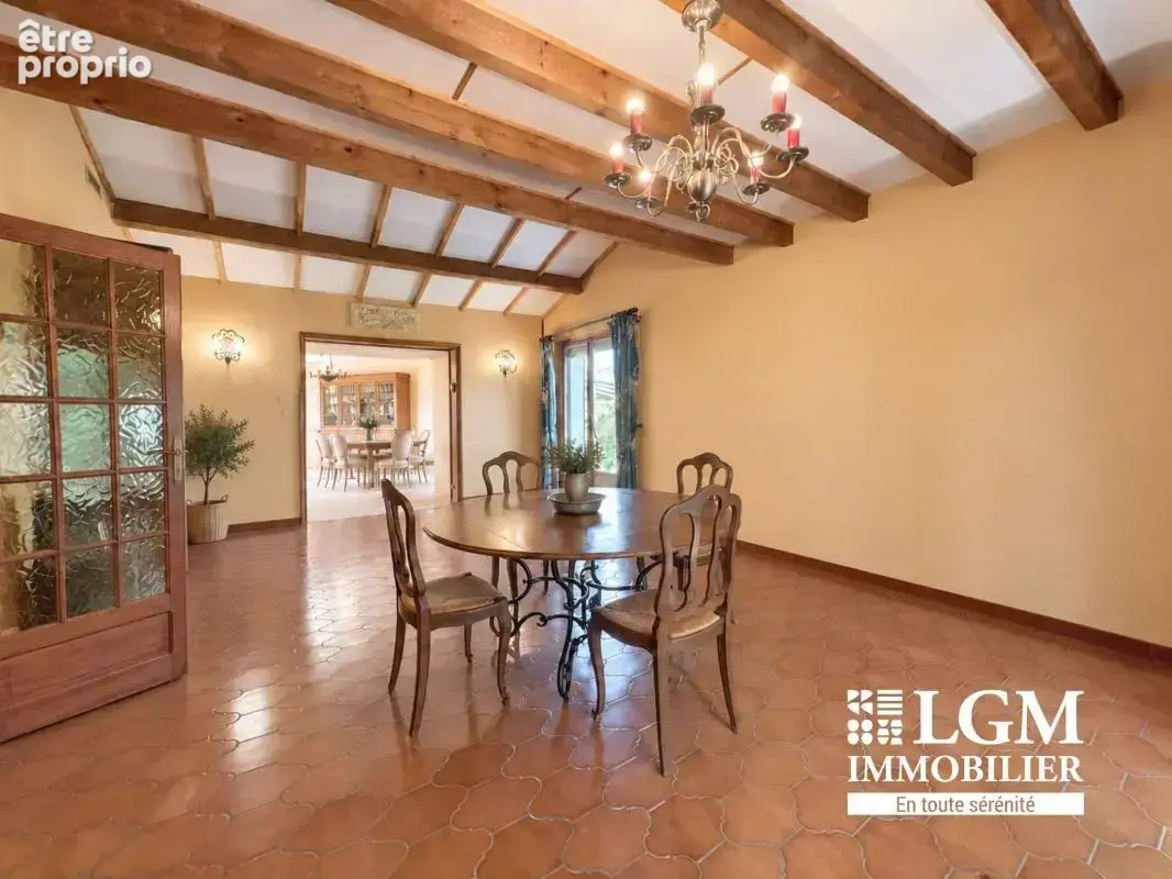 Maison familiale 155 m² – 4 chambres, terrain arboré et double accès proche du centre-ville - photo 3