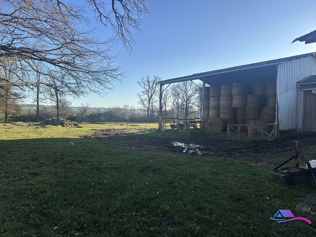 Hangar  - Maison à SAINT-PRIEST-LA-MARCHE