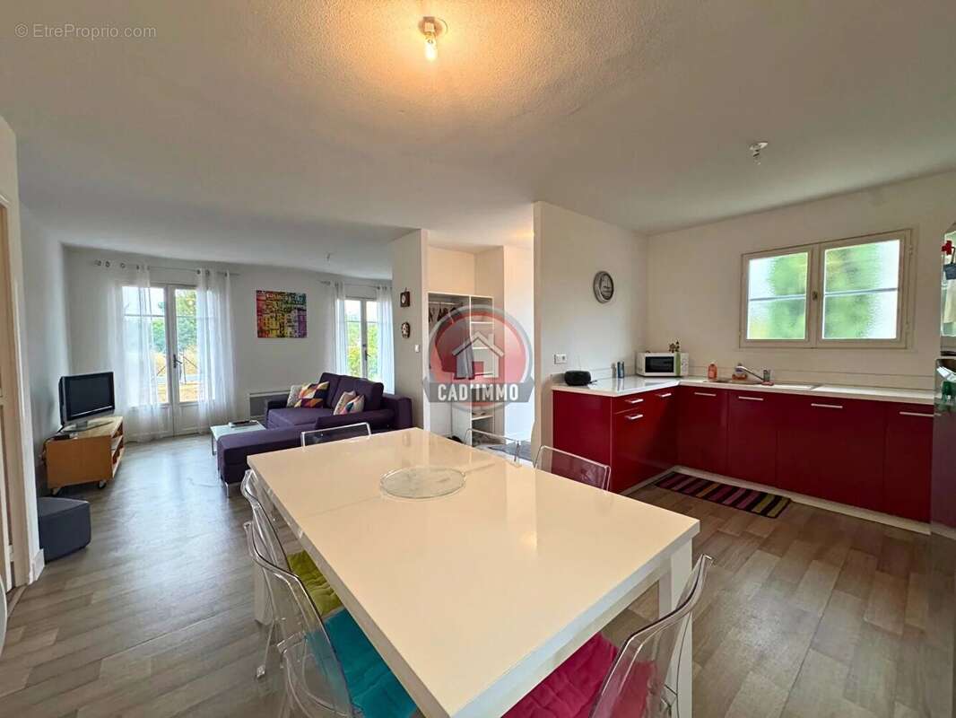 Maison à COURS-DE-PILE