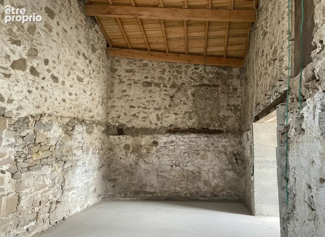 Montagny plein centre, bâtisse en pierres - photo 4