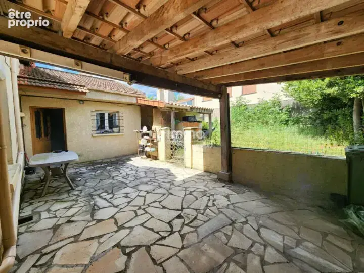 Maison familiale avec jardin et dépendance - photo 9