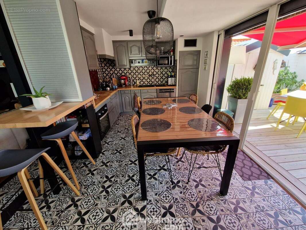 Jolie cuisine accès terrasse. - Maison à LA ROCHE-SUR-YON