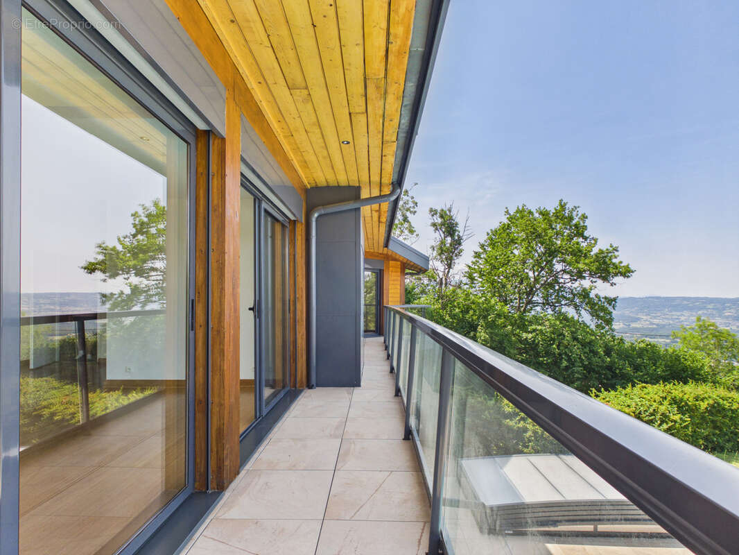 LUCINGES - Maison d'architecte contemporaine de 7 pièces avec piscine. - photo 16
