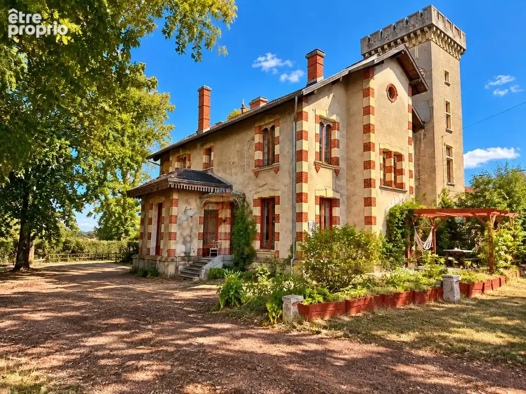 Photo Maison à Commelle-Vernay au prix de 470 000€