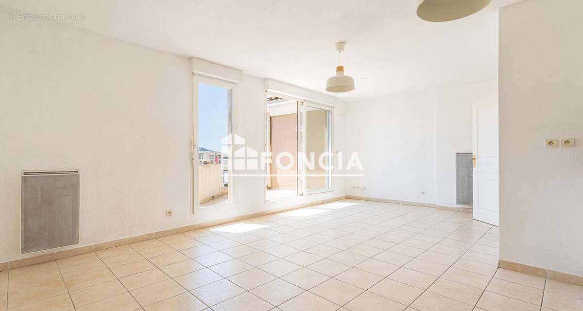  LIMITE PORTE MARINE – Superbe T2 au dernier étage avec grande terrasse, vue dégagée et garage XXL !  - photo 4