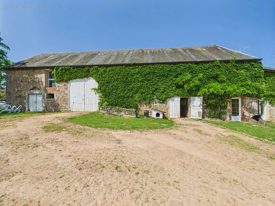 Maison à LA ROCHE-EN-BRENIL