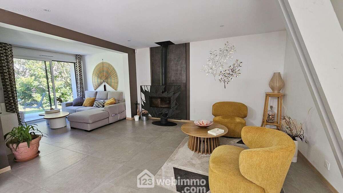 Un séjour avec son poêle très moderne. - Maison à NOISY-SUR-ECOLE