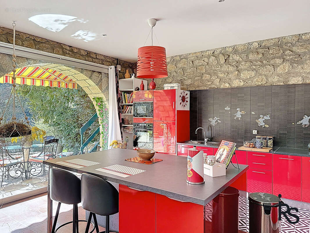 À 5 minutes à pied d'un village touristique, une maison des années 50' avec un jardin clos et arboré - photo 8