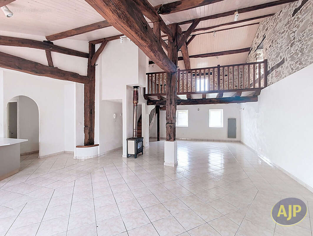 Maison à SAINT-ANDRE-TREIZE-VOIES