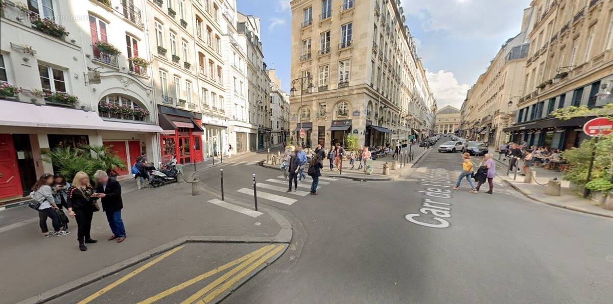Autre à PARIS-6E