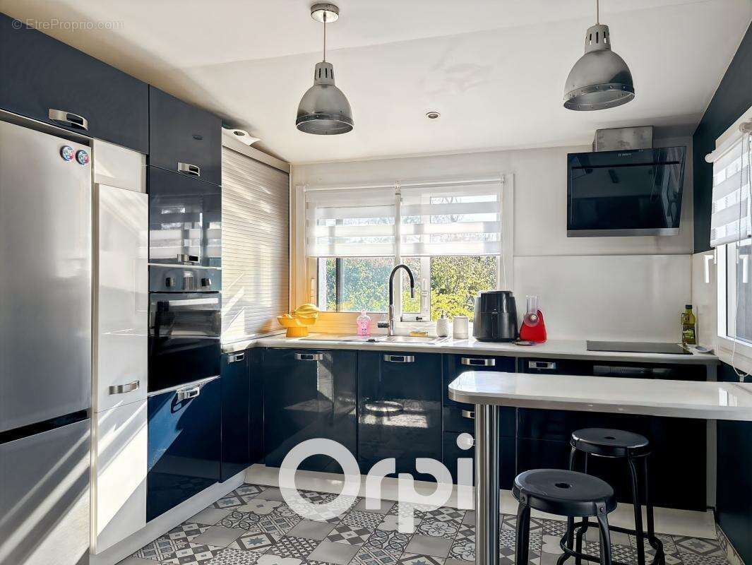 Maison à LA CHAIZE-LE-VICOMTE