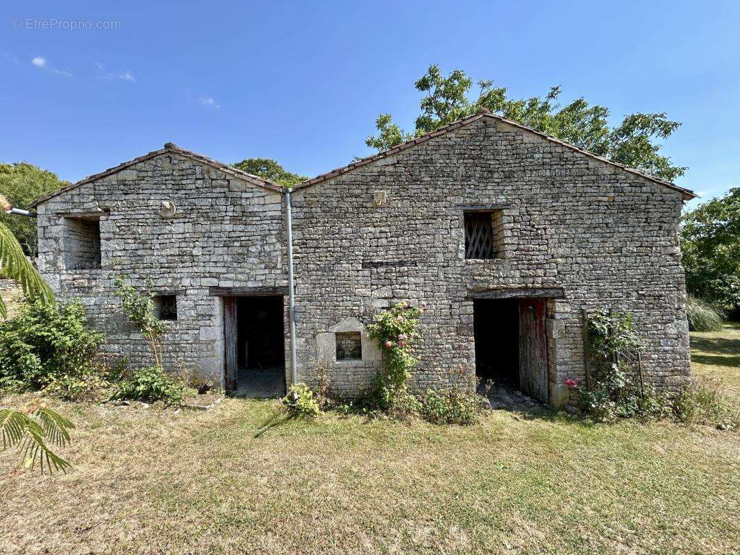Élégante Demeure de Caractère avec Jardin et Dépendances - photo 19
