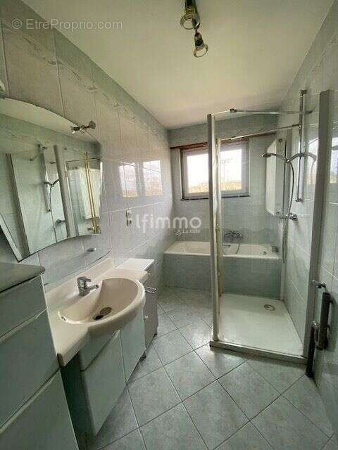Immeuble comprenant un local commercial et deux appartements - photo 17