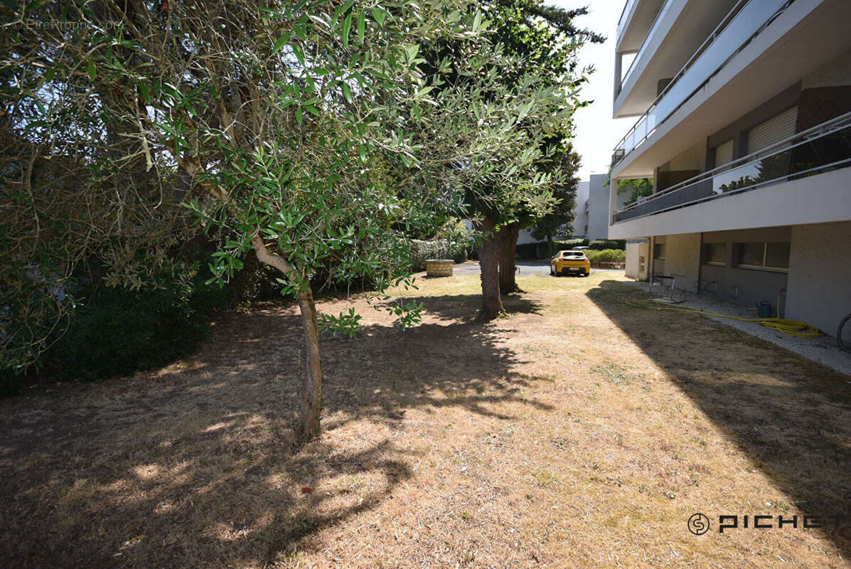 LA ROCHELLE Appartement T1 Bis avec ascenseur balcon parking et cave. - photo 9
