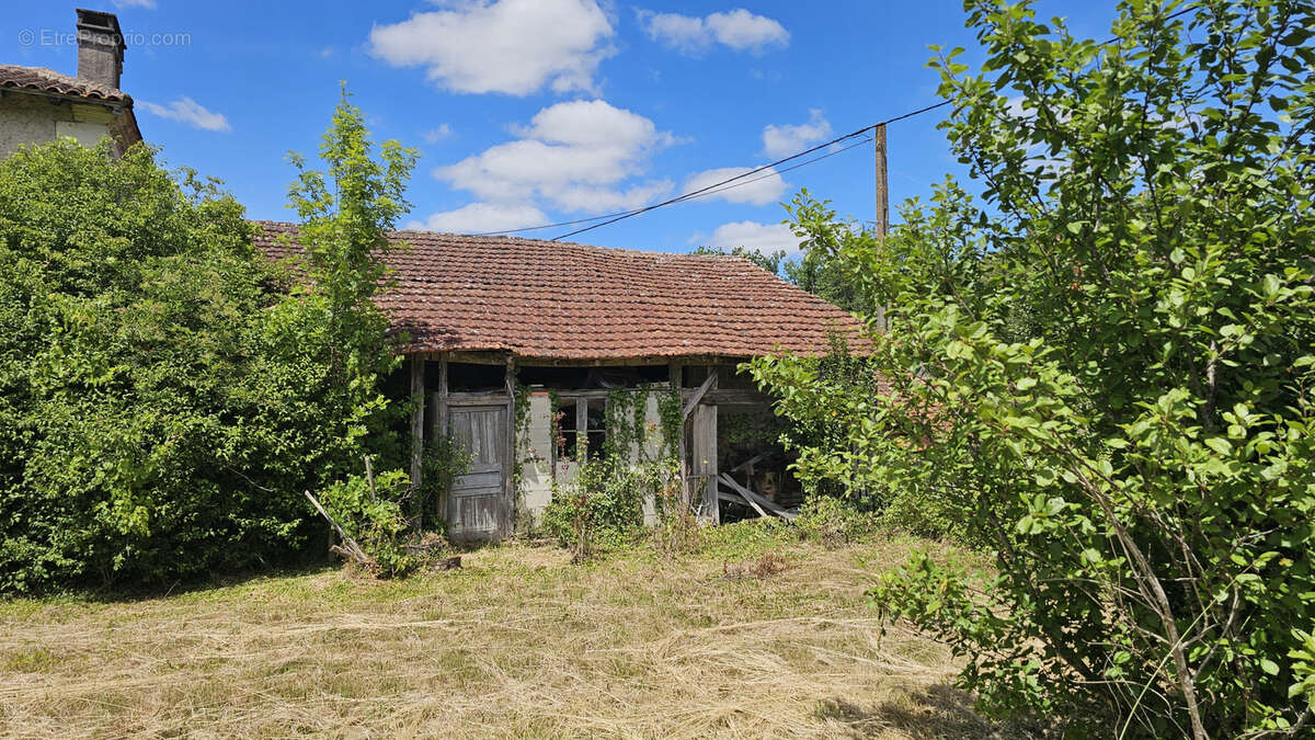 Maison ancienne avec dépendances et terrain à rénover - photo 12