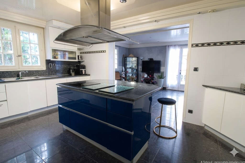 Coup de coeur : Villa familiale d'exception de 210m² - 5 chambres - Piscine -et jardin - Bron Les Genets - photo 16