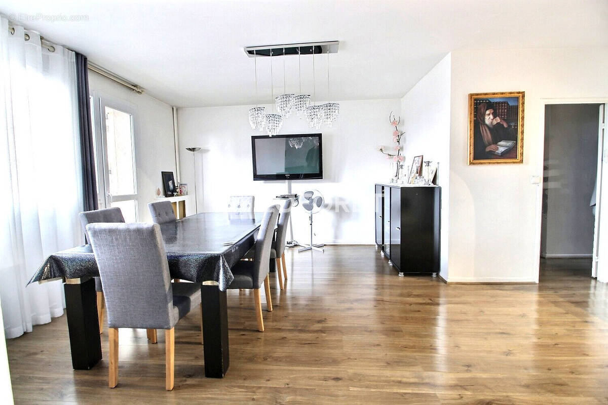 Appartement à VILLENEUVE-LA-GARENNE