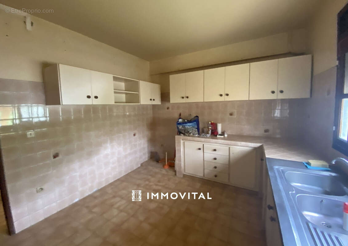 Maison de ville sur deux niveaux - Deux appartements   Baillif Bourg - photo 3