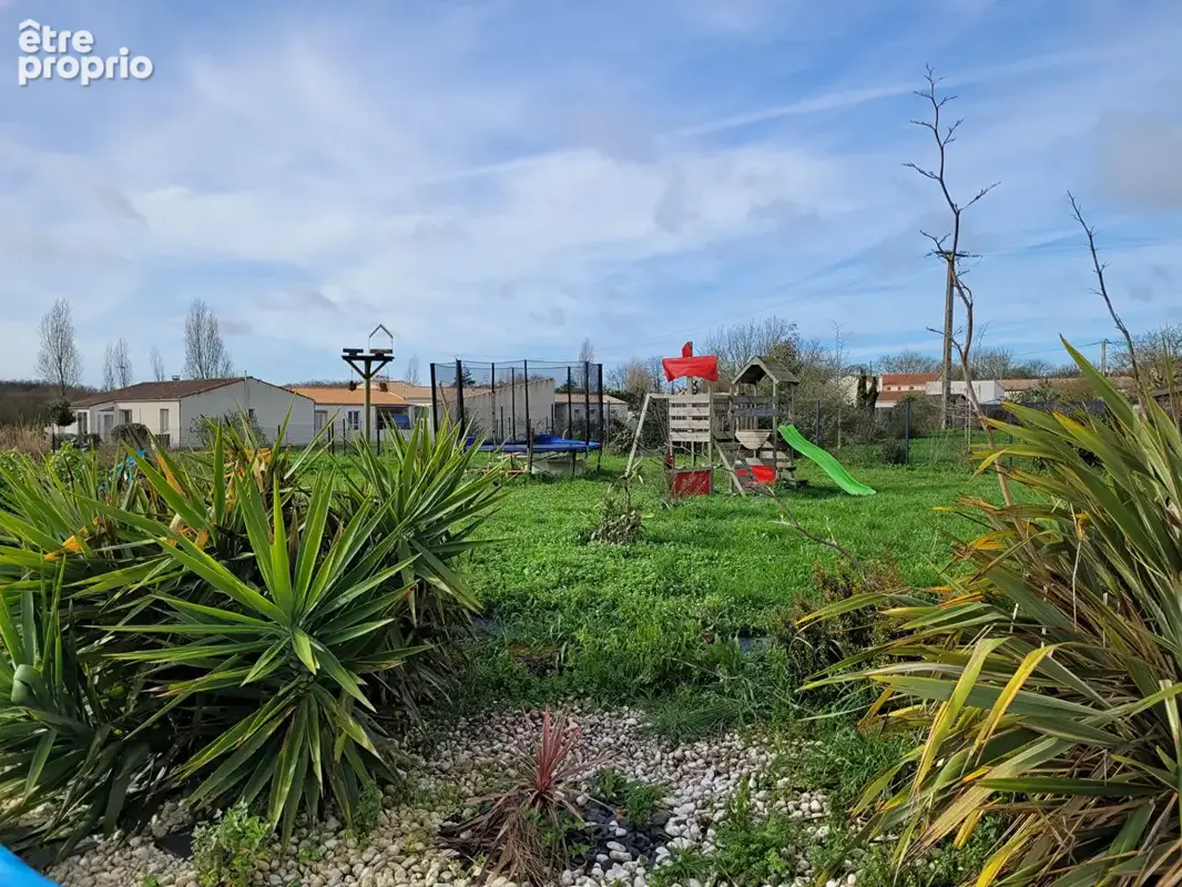 LANDRAIS 10 min de SURGERES - maison de 2018 plain pied de 130 m² de type 5 - garage - terrain - piscine - photo 15