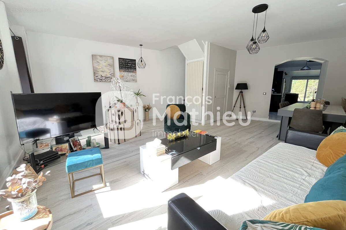 Châtillon-sur-Chalaronne - Maison dans le centre de 146 m2 avec piscine - photo 4