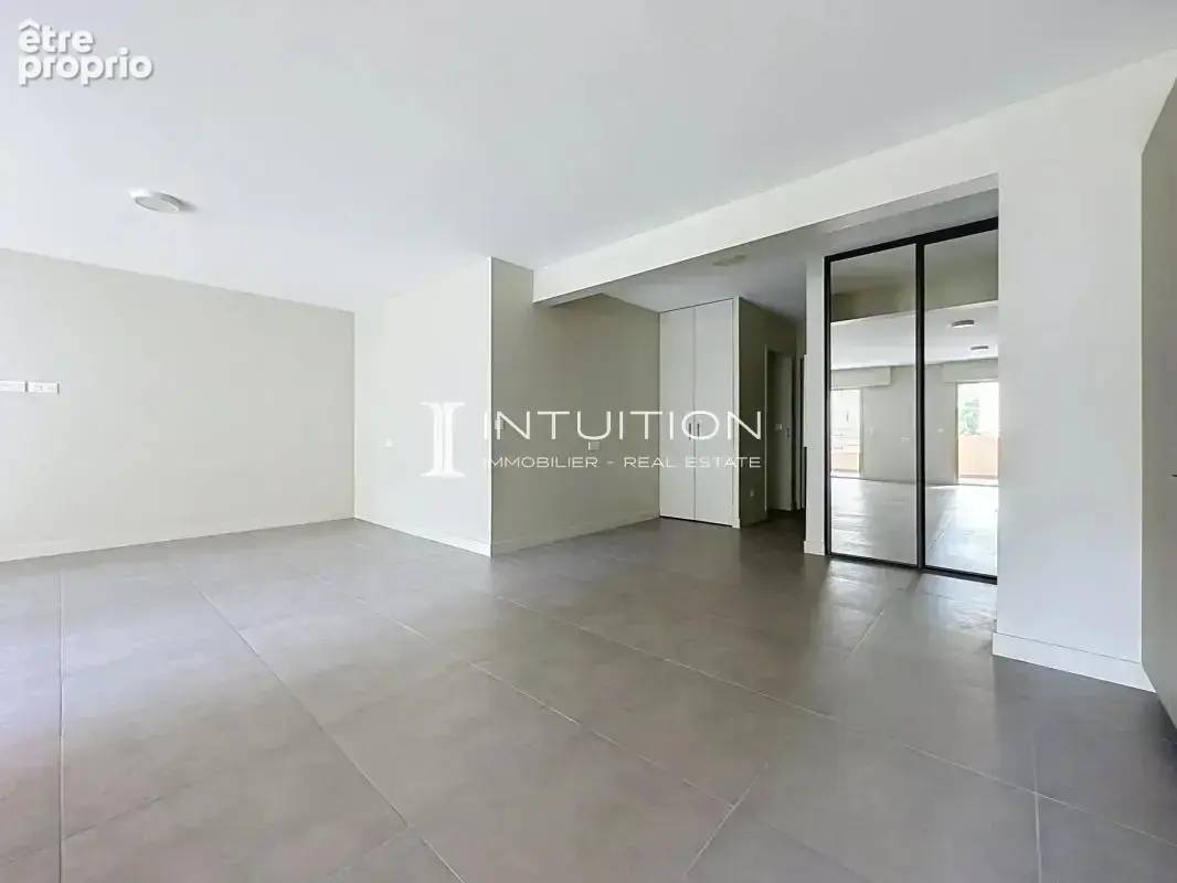 Cannes – Quartier des Anglais : élégant 3 pièces entièrement rénové avec terrasse de 17 m², garage et cave - photo 10