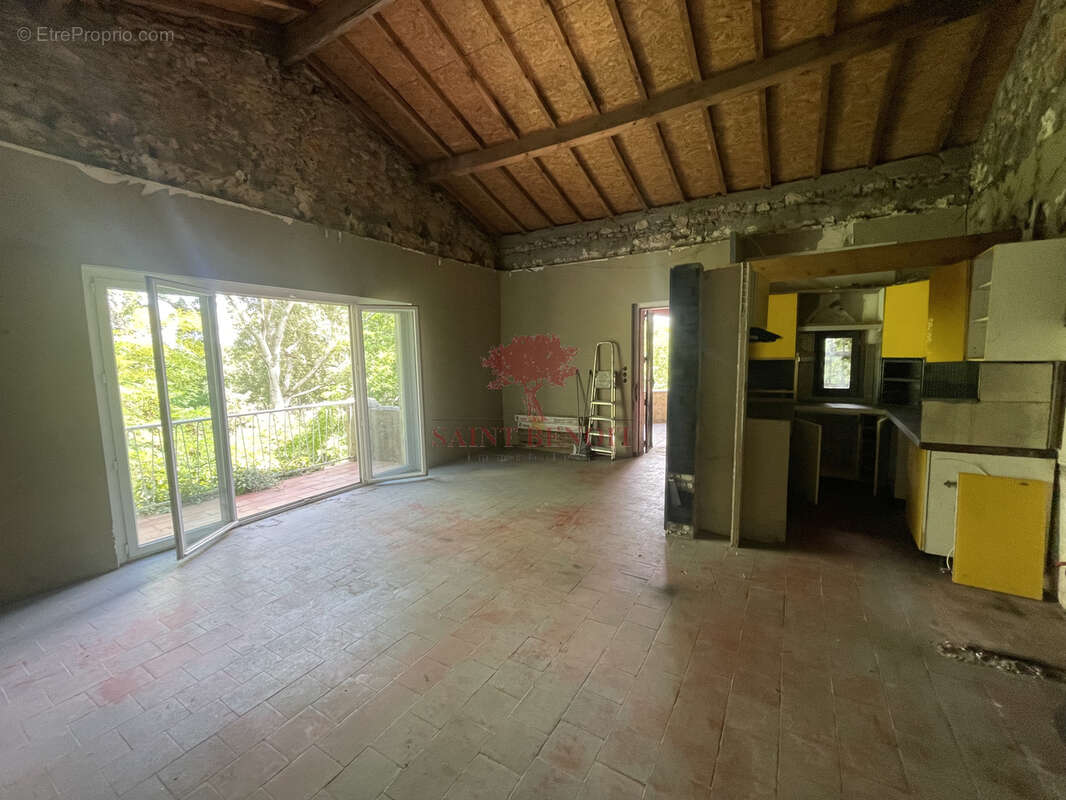 Maison de type t3 sur 2 niveaux et un appartement de type t2 sur une parcelle arboree de 6069m2 avec un bassin - photo 5