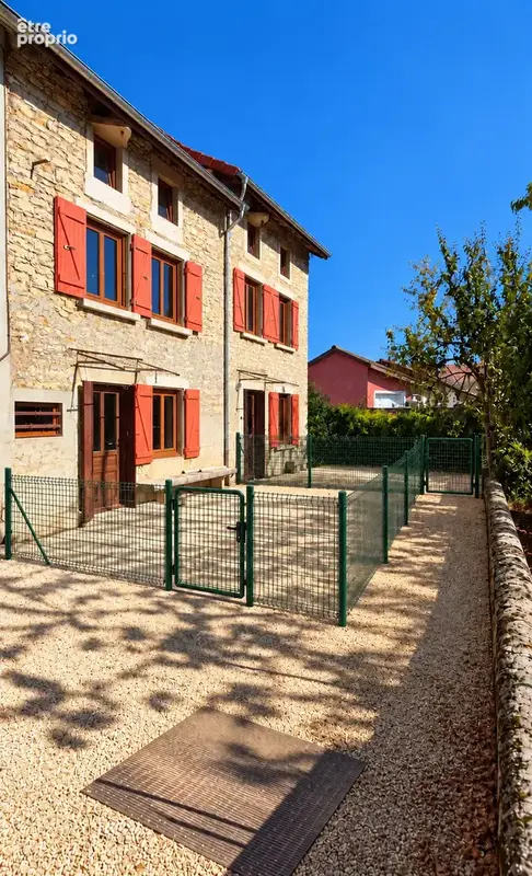 Maison de village en pierre, avec cour et stationnement. - photo 2