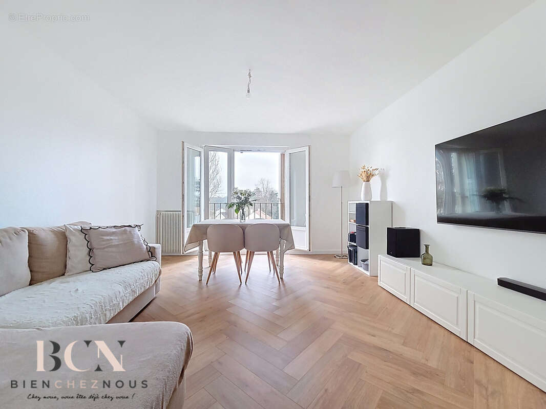 Appartement à EZANVILLE