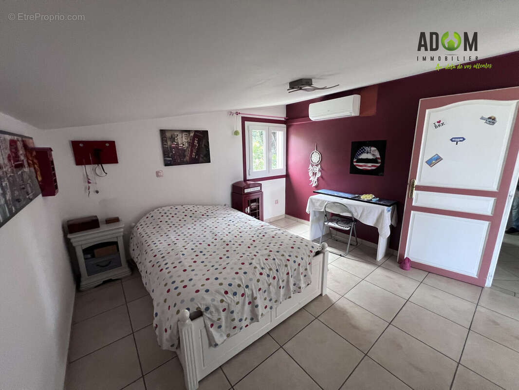 Niveau 1 - Chambre 2 - Maison à LE TAMPON