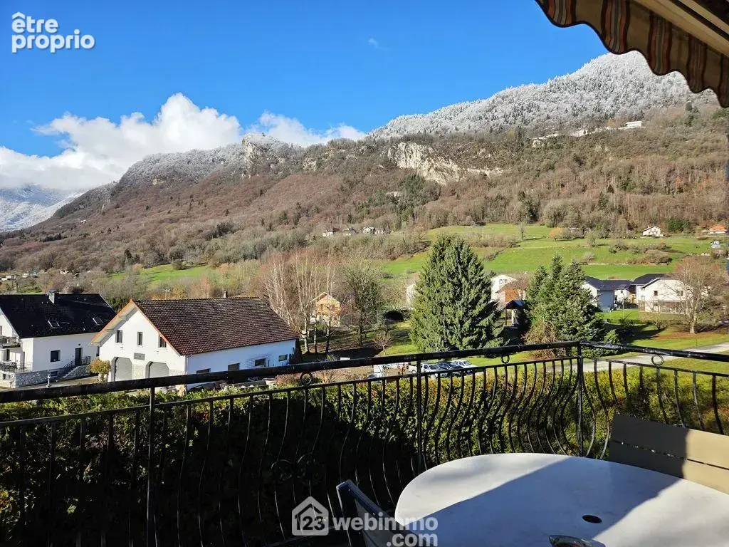Celle-ci est exposée Sud-Ouest avec une vue dégagée sur les montagnes.