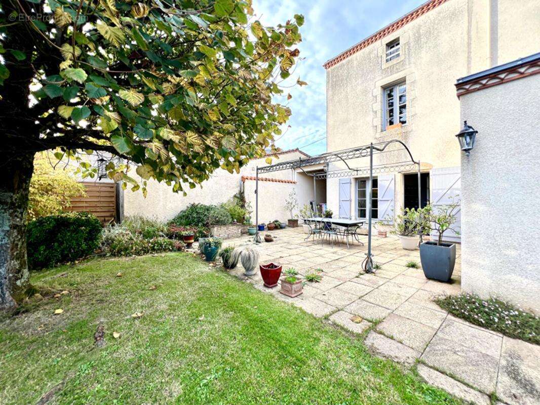 Maison à MONTFAUCON-MONTIGNE