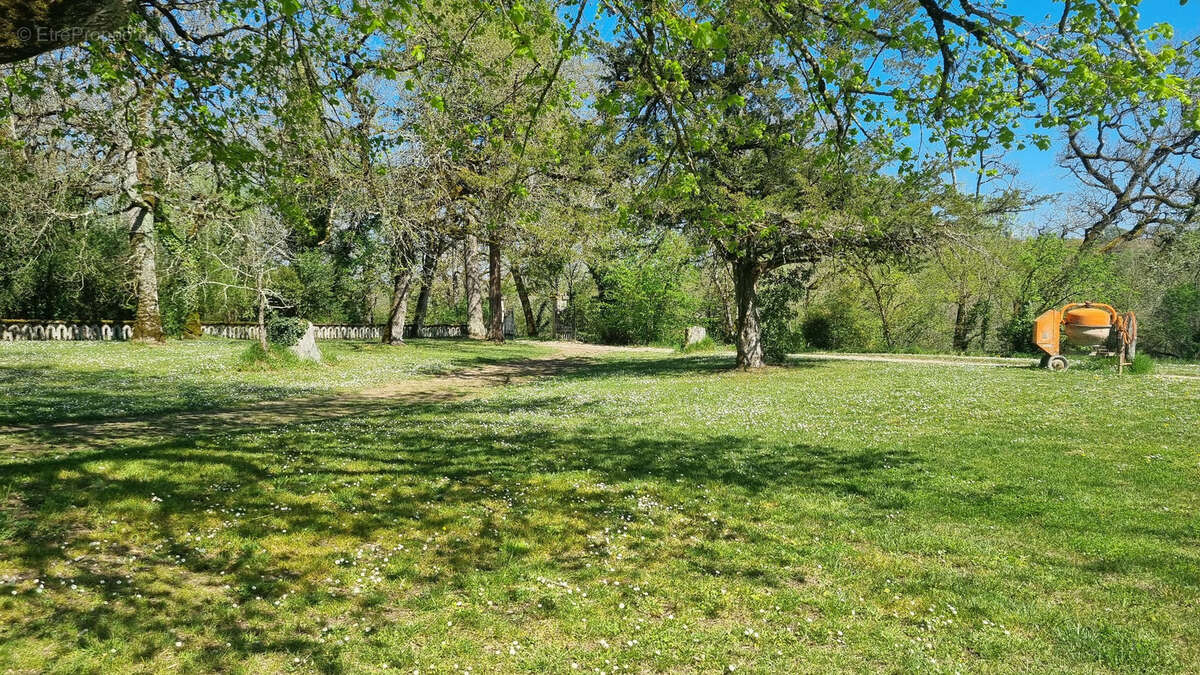 Très beau château datant du XVI ème entièrement rénové au milieu de 50 hectares et ses trois lacs situé dans l - photo 98