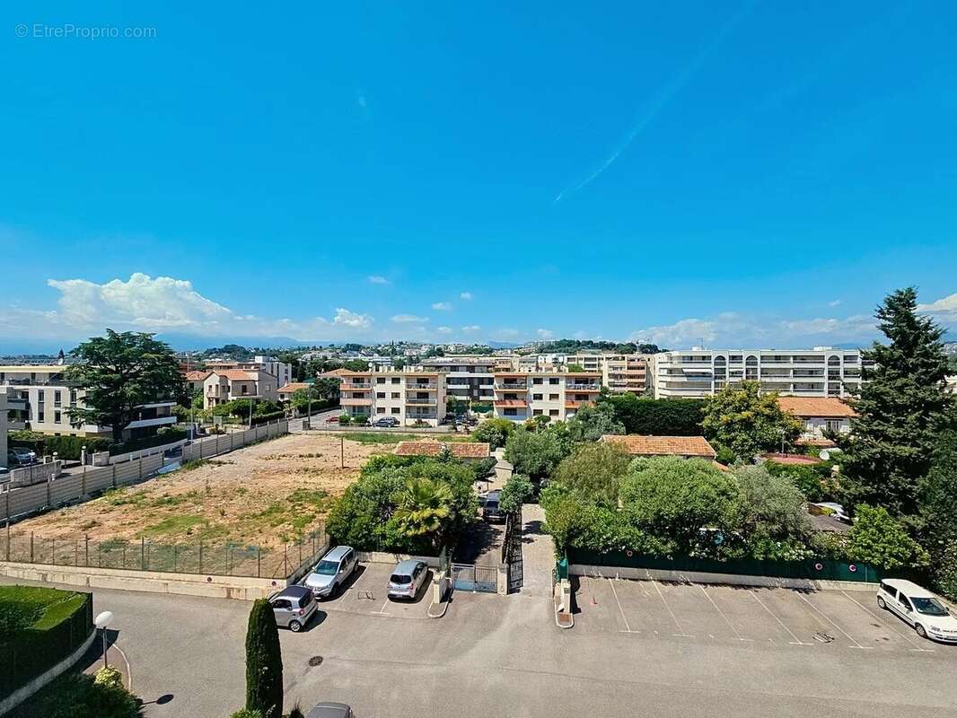 Appartement à SAINT-LAURENT-DU-VAR