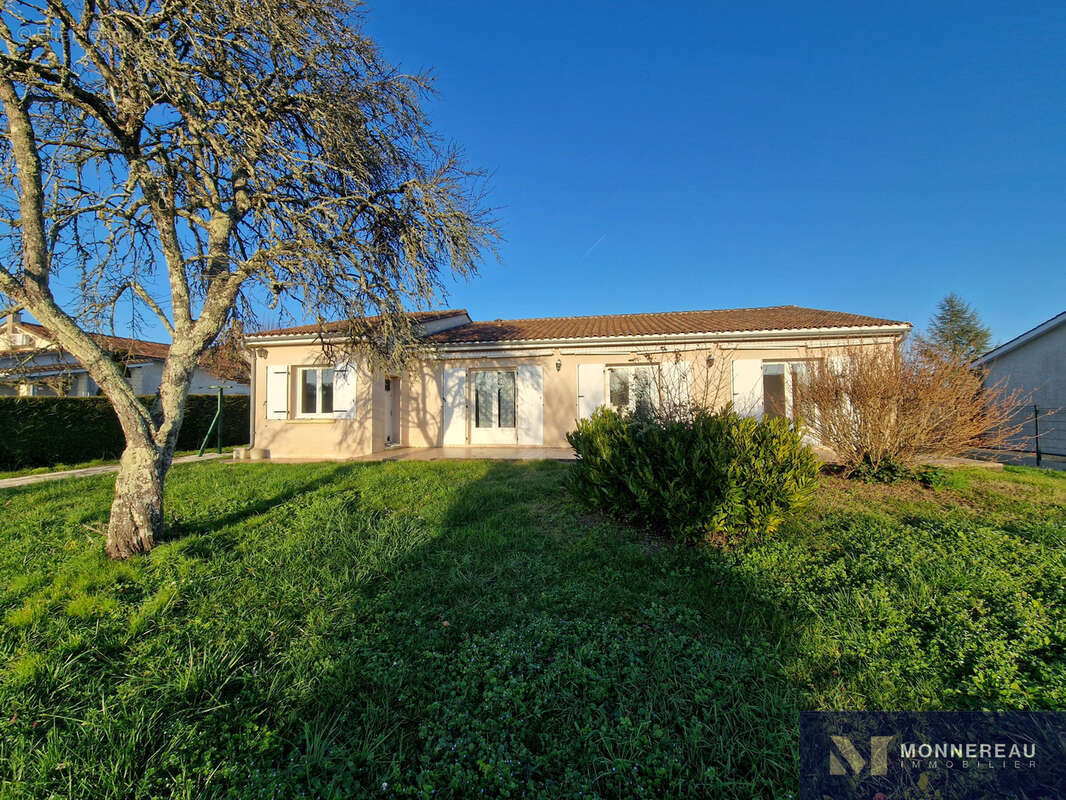 Maison à MONTMOREAU-SAINT-CYBARD