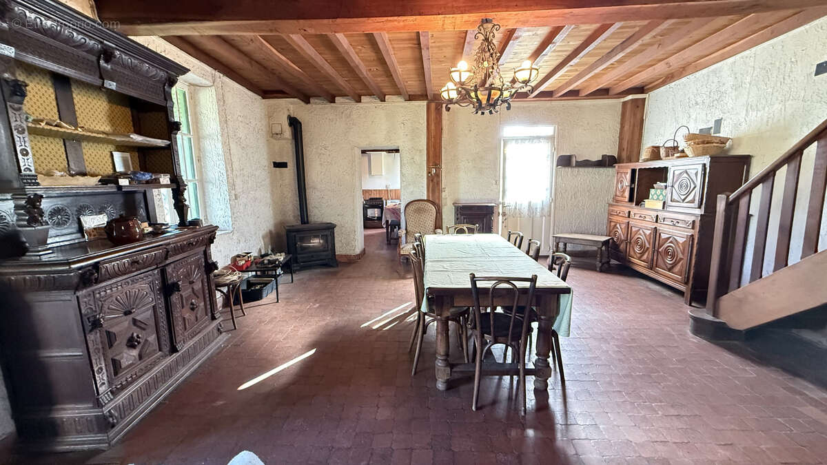 Maison de campagne familiale à rénover entièrement avec grand terrain et dépendances - photo 10