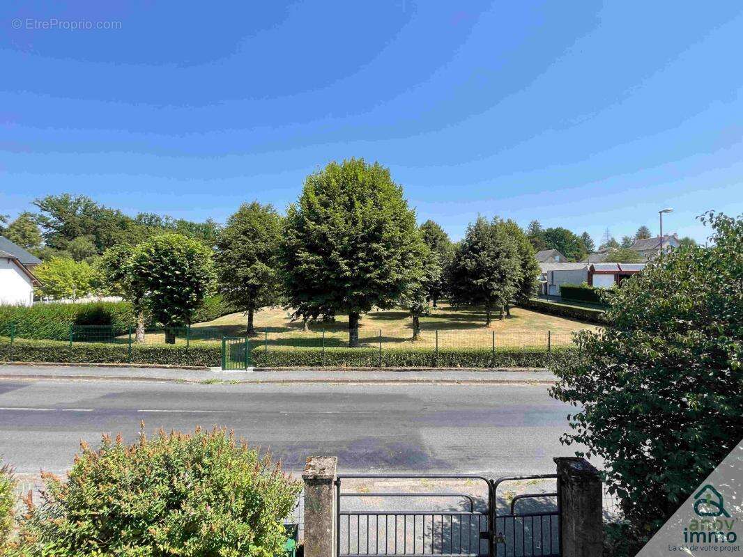 Maison à SAINTE-GENEVIEVE-SUR-ARGENCE