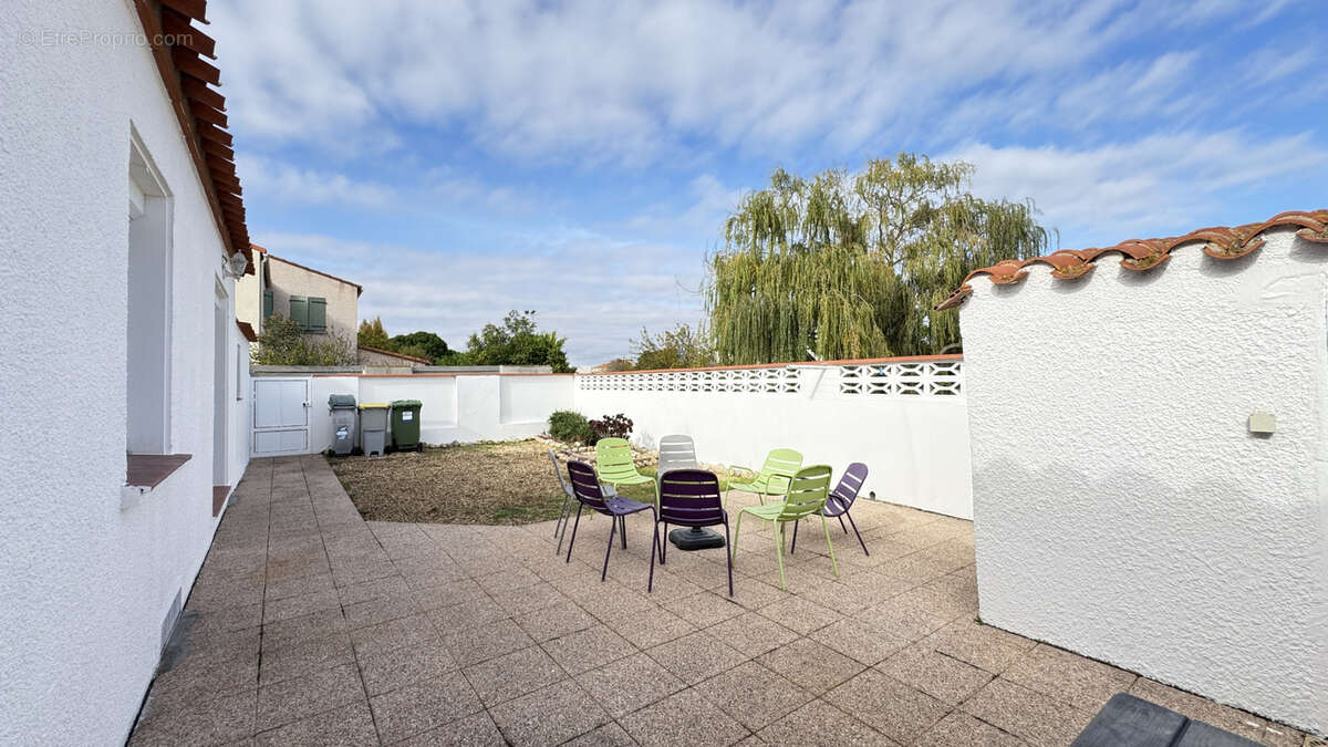 Maison à SAINT-LAURENT-DE-LA-SALANQUE